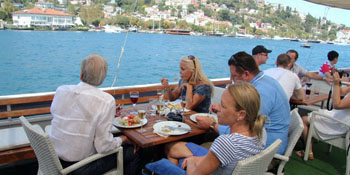 Istanbul Bosphorus Boat Tour With Lunch